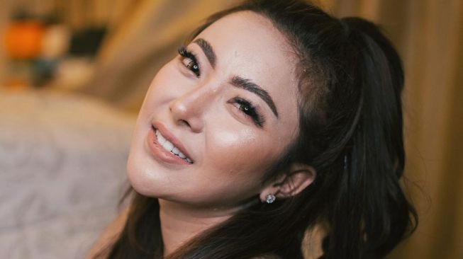 Profil Ayu Aulia Model Yang Mencoba Bunuh Diri Dekat Dengan Zikri Daulay