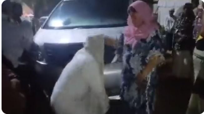 Momen Haru Habib Bahar Sebelum Datangi Polda Jabar, Bersimpuh Cium Kaki Ibunda