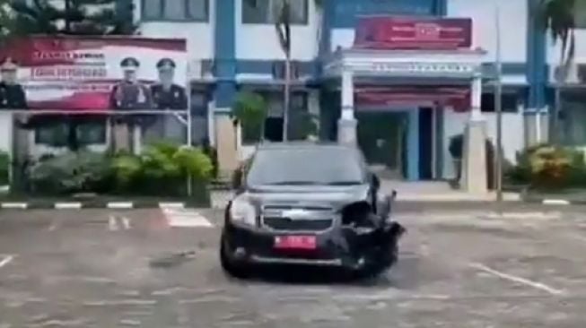 Viral Aksi Nekat Imigran Palestina, Bajak Mobil Dinas dan Tabrak Pagar Kantor di Pasuruan