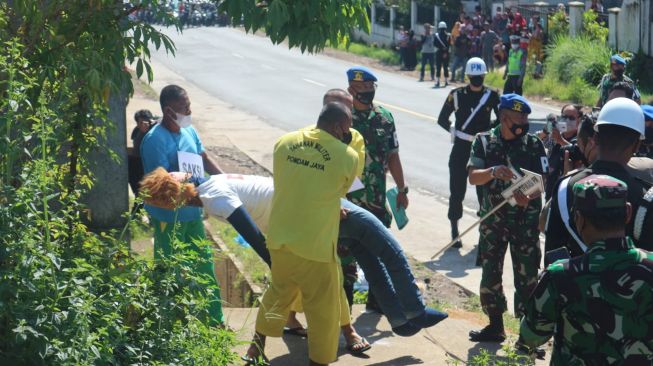 Warga Caci Maki Tiga Oknum Anggota TNI saat Rekonstruksi Kecelakaan di Nagreg