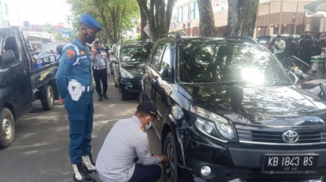 Parkir Sembarang, Mobil Pengendara Bandel di Pontianak Dikempeskan