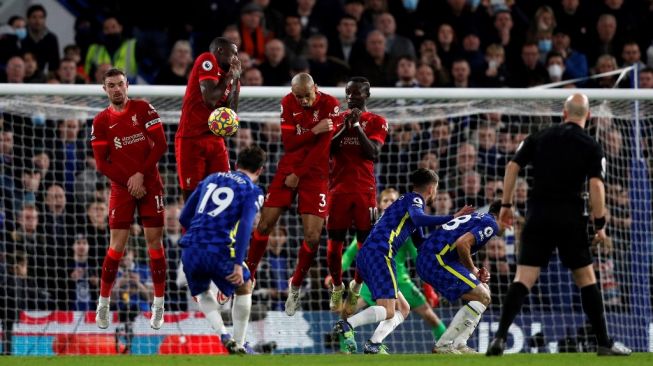 Bek Liverpool asal Prancis Ibrahima Konate (kedua dari kiri) memblokir tendangan bebas dari gelandang Chelsea Mason Mount dalam pertandingan pekan ke-21 Liga Inggris antara Chelsea vs Liverpool di Stamford Bridge, Senin (3/1/2022) dini hari WIB.Adrian DENNIS / AFP.