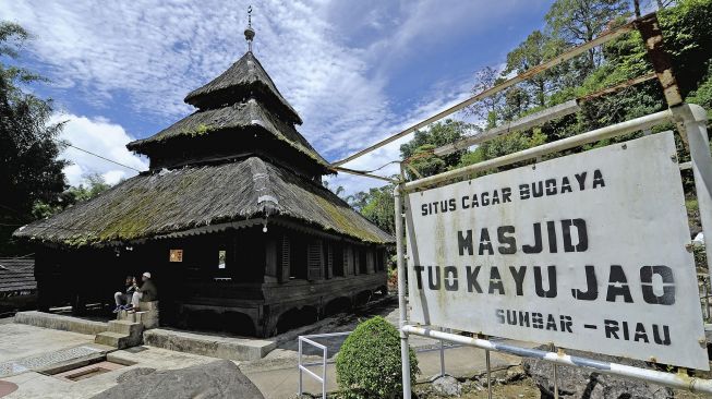 Pengakuan Ayah Pria Onani Saat Bule Ngevlog di Masjid Tuo Kayu Juo Solok: Maafkan Anak Saya!