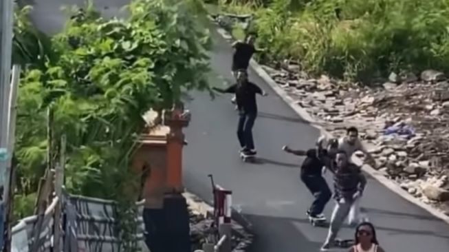 Sekelompok skater terjungkal di jalan turunan. [Foto : Tangkap Layar Instagram @thecanggupole]