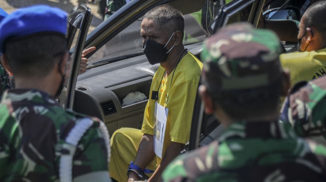 Tersangka dengan inisial P melakukan adegan saat rekonstruksi kecelakaan tabrak lari di Jalan Nasional III, Desa Ciaro, Nagreg, Kabupaten Bandung, Jawa Barat, Senin (3/1/2022). [ANTARA FOTO/Raisan Al Farisi]