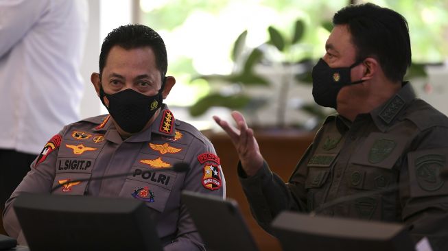 Kapolri Jenderal Pol Listyo Sigit Prabowo (kiri) berbincang dengan Kepala BIN Jenderal Pol (Purn) Budi Gunawan saat menghadiri rapat terbatas terkait evaluasi pemberlakuan pembatasan kegiatan masyarakat (PPKM) di Kantor Presiden, Jakarta, Senin (3/1/2022). [ANTARA FOTO/Sigid Kurniawan]