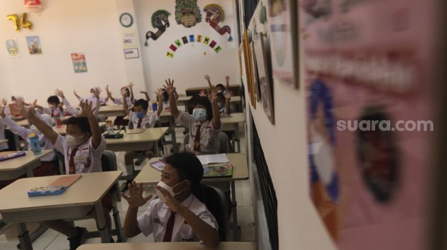 Sejumlah murid mengikuti Pembelajaran Tatap Muka (PTM) di Sekolah Dasar Negeri (SDN) Pondok Labu 01, Jakarta, Senin (3/1/2022). [Suara.com/Angga Budhiyanto]