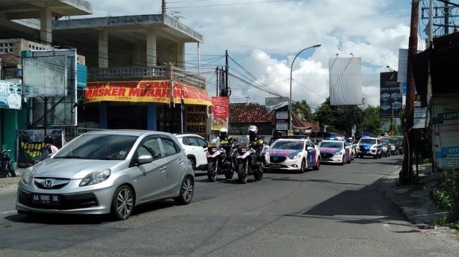 Curhat Warganet Terkesima dengan Sikap Iring-iringan Polisi yang Kawal Pejabat TNI, Salut!