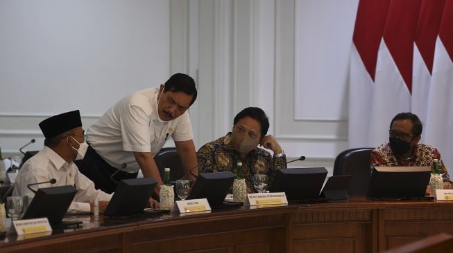 Menko Marves Luhut B Pandjaitan (kedua kiri) berbincang dengan Menko PMK Muhadjir Effendy (kiri), Menko Perekonomian Airlangga Hartarto (kedua kanan) dan Menko Polhukam Mahfud MD saat menghadiri rapat terbatas terkait evaluasi pemberlakuan pembatasan kegiatan masyarakat (PPKM) di Kantor Presiden, Jakarta, Senin (3/1/2022). [ANTARA FOTO/Sigid Kurniawan]