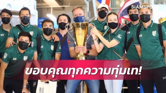 Thailand bawa dengan trofi juara Piala AFF 2020 saat tiba di negaranya. (Dok. Siam Sport)