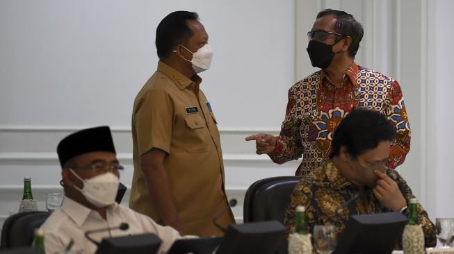 Menko Polhukam Mahfud MD (atas kanan), Menko PMK Muhadjir Effendy (kiri), Menko Perekonomian Airlangga Hartarto (bawah kanan) dan Mendagri Tito Karnavian menghadiri rapat terbatas terkait evaluasi pemberlakuan pembatasan kegiatan masyarakat (PPKM) di Kantor Presiden, Jakarta, Senin (3/1/2022). [ANTARA FOTO/Sigid Kurniawan]