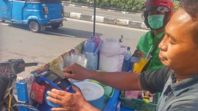 Viral Penjual Es Keliling Layani Pembayaran Via Debit, 'Semua Akan Cashless Pada Waktunya'