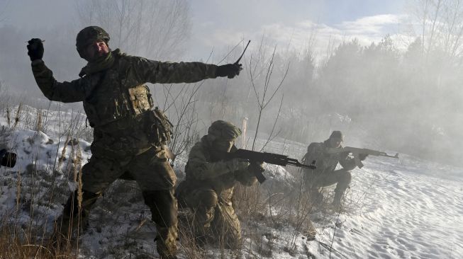 Pasukan Pertahanan Teritorial Ukraina yang merupakan cadangan militer Angkatan Bersenjata Ukraina, ambil bagian dalam latihan militer di dekat Kiev, Ukraina, pada (25/12/2021). [SERGEI SUPINSKY / AFP]