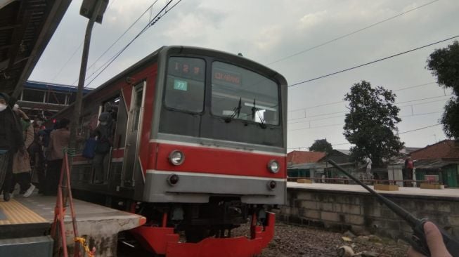 Ada Asap dan Percikan Api di Kereta, Penumpang KRL hingga Masinis Berhamburan Keluar