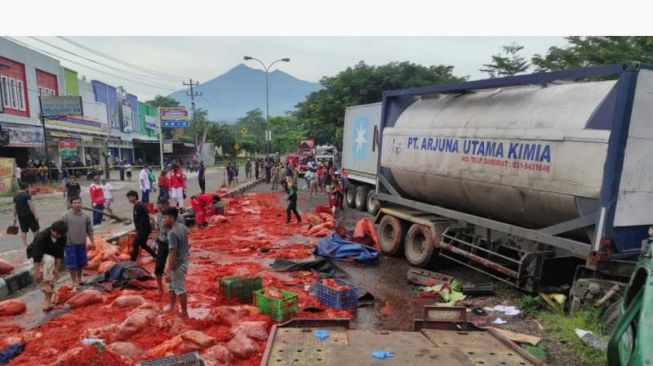 Kecelakaan Beruntun Libatkan Truk, Mobil dan Motor di Salatiga, 1 Orang Tewas