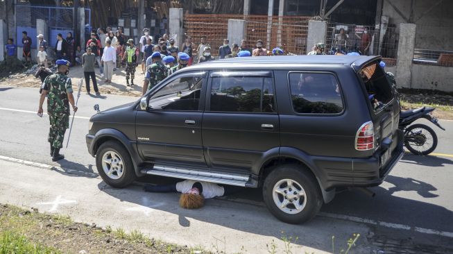 Anggota Polisi Militer Angkatan Darat melakukan rekonstruksi kecelakaan tabrak lari di Jalan Nasional III, Desa Ciaro, Nagreg, Kabupaten Bandung, Jawa Barat, Senin (3/1/2022). [ANTARA FOTO/Raisan Al Farisi]