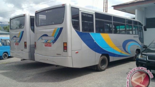 Dua bus sekolah yang saat ini masih diparkir di halaman Dishub Kominfo Kota Palu, Sulteng. (FOTO ANTARA/dok.)