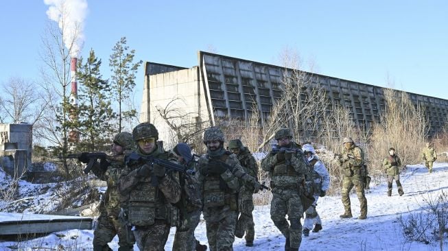 Pasukan Pertahanan Teritorial Ukraina yang merupakan cadangan militer Angkatan Bersenjata Ukraina, ambil bagian dalam latihan militer di dekat Kiev, Ukraina, pada (25/12/2021). [SERGEI SUPINSKY / AFP]