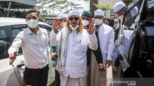 Penceramah Habib Bahar bin Smith (tengah) tiba di Polda Jabar untuk menjalani pemeriksaan di Bandung, Jawa Barat, Senin (3/1/2022). Polda Jabar telah menetapkan Habb Bahar sebagai tersangka penyebar hoaks dalam ceramahnya. [ANTARA FOTO/Raisan Al Farisi/aww/pri]