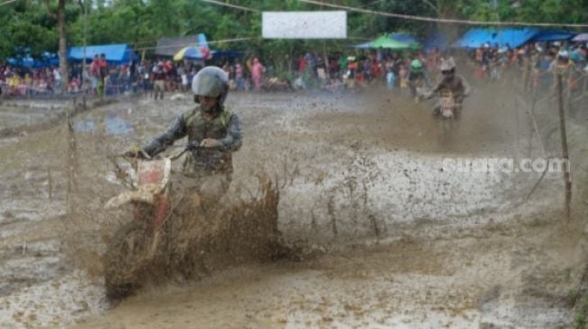 Warga Dusun Jonjoro, Desa Panggalloang, Kecamatan Rilau Ale, Kabupaten Bulukumba, Sulawesi Selatan, menggelar kejuaraan balapan motor ojek pengangkut gabah di areal lumpur persawahan [SuaraSulsel.id/Istimewa]