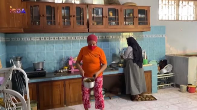 Bagian dapur rumah orangtua Iis Dahlia di Indramayu. [YouTube]