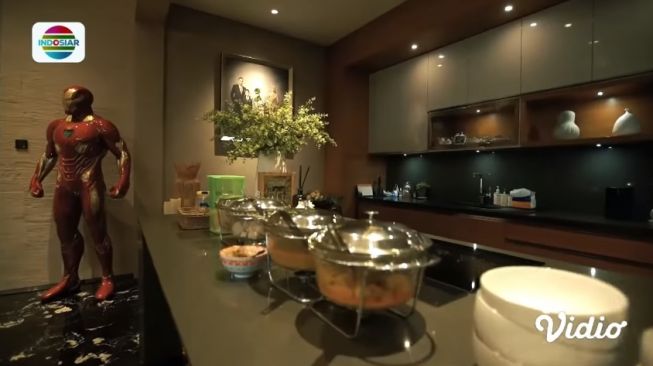 Ruang dapur rumah Ahmad Sahroni, Crazy Rich Tanjung Priok. [YouTube Indosiar]