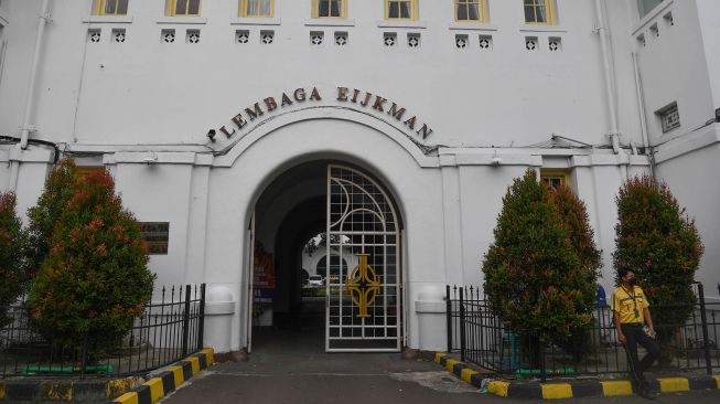 Seorang pegawai berada di depan Kantor Lembaga Biologi Molekuler (LBM) Eijkman di Jakarta, Senin (3/1/2022). ANTARA FOTO/Wahyu Putro 