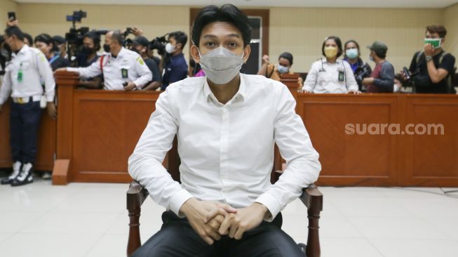 Selebgram Gaga Muhammad saat akan menjalani sidang kasus kecelakaan lalu lintas di Pengadilan Negeri Jakarta Timur, Selasa (4/1/2022). [Suara.com/Alfian Winanto]