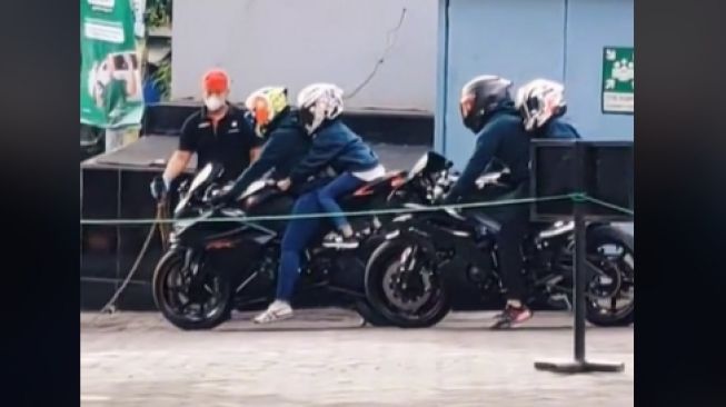 Family Goals yang sesungguhnya, touring naik motor sport sekeluarga (TikTok)