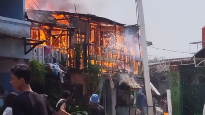 Diduga Gegara Korsleting Listrik dari Kipas Angin, 14 Rumah Terbakar di Cengkareng