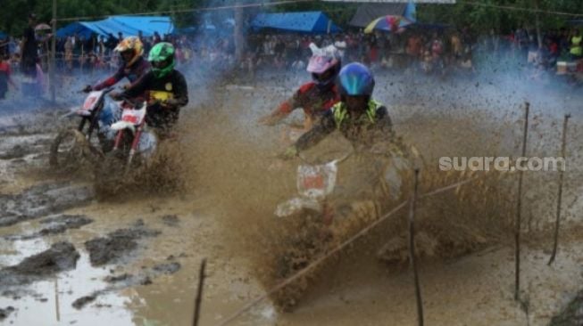 Serunya Balapan di Lumpur Persawahan Kampung Jonjoro Bulukumba