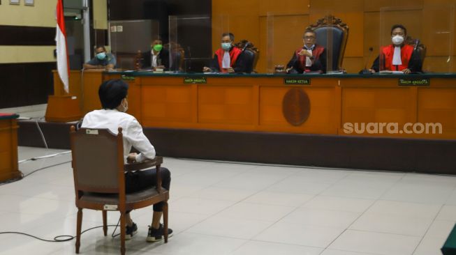 Selebgram Gaga Muhammad saat menjalani sidang kasus kecelakaan lalu lintas di Pengadilan Negeri Jakarta Timur, Selasa (4/1/2022). [Suara.com/Alfian Winanto]