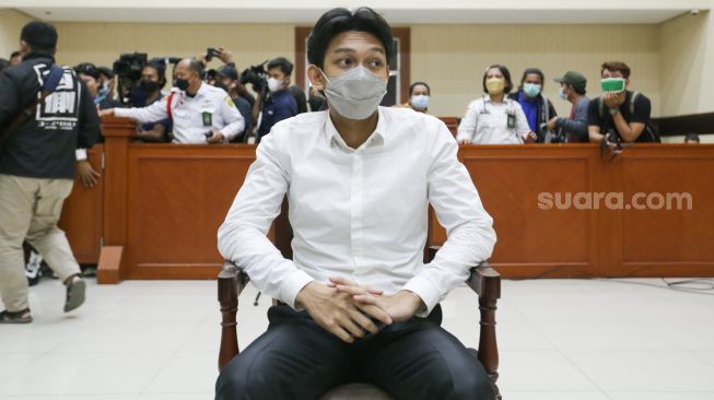Selebgram Gaga Muhammad saat akan menjalani sidang kasus kecelakaan lalu lintas di Pengadilan Negeri Jakarta Timur, Selasa (4/1/2022). [Suara.com/Alfian Winanto]