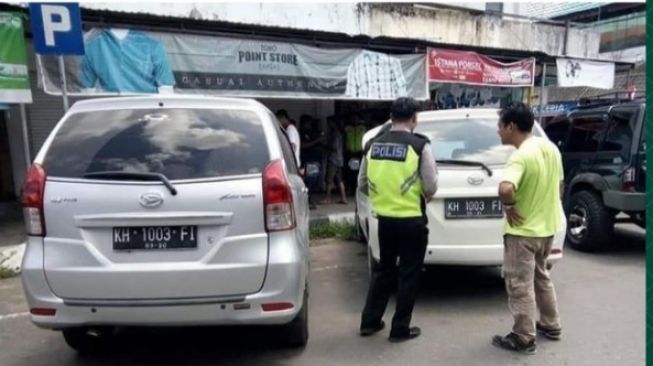 Polisi dibikin melongo melihat dua mobil Daihatsu Xenia parkir di pinggir jalan (Instagram)
