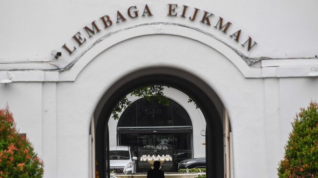 Seorang pegawai memasuki Kantor Lembaga Biologi Molekuler (LBM) Eijkman di Jakarta, Senin (3/1/2022). ANTARA FOTO/Wahyu Putro 
