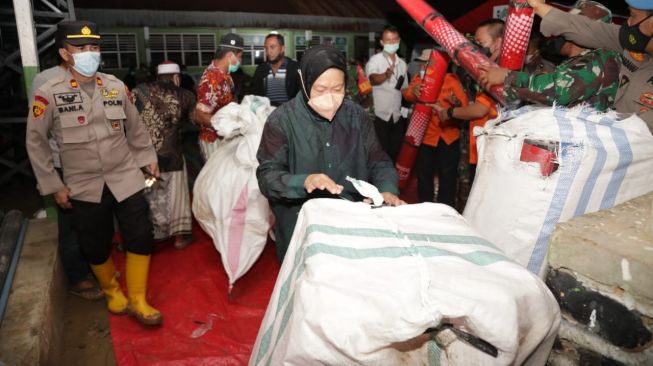 Kerja Pertama di Tahun Baru, Mensos Kunjungi Korban Banjir Padang Lawas