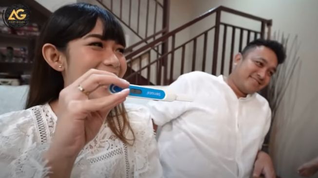 momen Gilang Dirga umumkan kehamilan istri. [Youtube/Adiez Gilang]