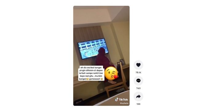 Ekspresi ibu melihat live Ka'bah di televisi bikin terenyuh. [TikTok]
