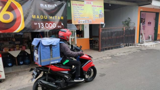 Lokasi pengendara mobil menabrak motor dan mengacungkan senpi ke korban yang videonya viral di Jalan H Sarmah depan SDN 01 Perigi, Pondok Aren, Kota Tangerang Selatan (Tangsel), Selasa (4/1/2022). [SuaraJakarta.id/Wivy Hikmatullah]