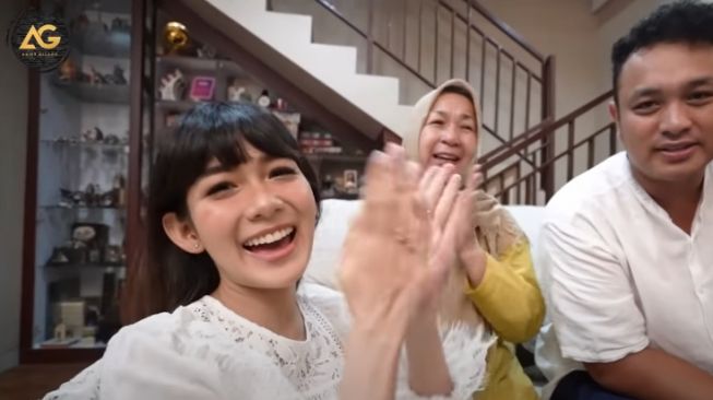 momen Gilang Dirga umumkan kehamilan istri. [Youtube/Adiez Gilang]