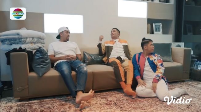 Irfan Hakim dan Jirayut berada di ruang tengah rumah Ahmad Sahroni, si Crazy Rich Tanjung Priok. [YouTube Indosiar]