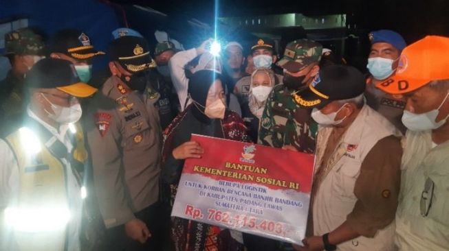 Malam-malam Mensos Risma Tinjau Lokasi Banjir Bandang di Palas Sumut