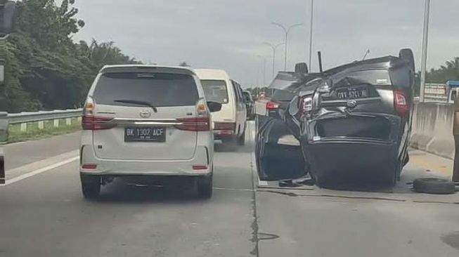 Innova Tabrak Bokong Sigra di Tol Medan-Binjai, 3 Orang Terluka
