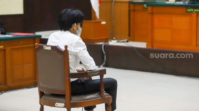 Selebgram Gaga Muhammad saat menjalani sidang kasus kecelakaan lalu lintas di Pengadilan Negeri Jakarta Timur, Selasa (4/1/2022). [Suara.com/Alfian Winanto]