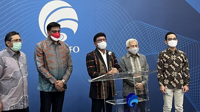 Menteri Komunikasi dan Informatika Johnny G. Plate mengumumkan peresmian merger Indosat dan Tri Indonesia di Jakarta, Selasa (4/11/2022). [Suara.com/Dicky Prastya]