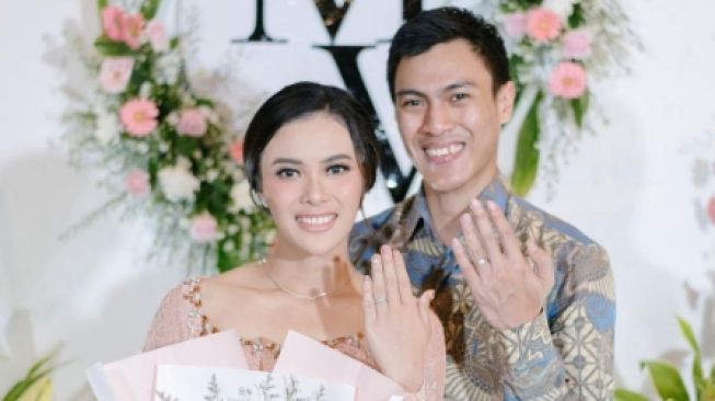 7 Pesona Mitha Herdianty Calon Istri Pebulu Tangkis Shesar Hiren