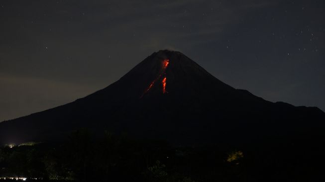 Gunung Merapi mengeluarkan guguran lava pijar terlihat dari Srumbung, Magelang, Jawa Tengah, Senin (3/1/2022). ANTARA FOTO/Andreas Fitri Atmoko
