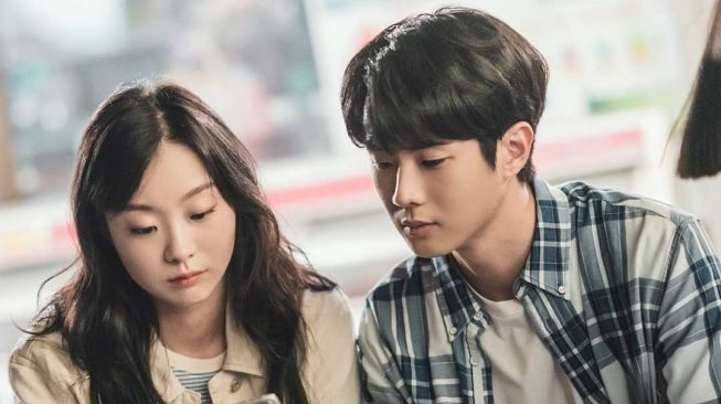 7 Potret Choi Woo Shik dan Kim Da Mi di Our Beloved Summer, Hubungannya Unik!