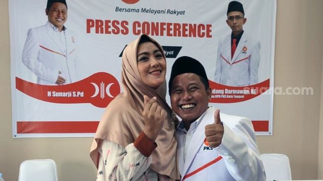 Komedian Narji bersama istrinya usai konferensi pers jadi kader PKS di DPD PKS Tangsel, Setu, Rabu (5/1/2022). [SuaraJakarta.id/Wivy Hikmatullah]