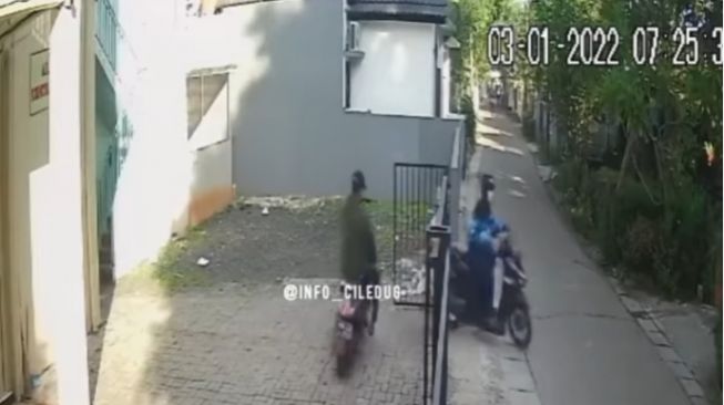 Viral Aksi Komplotan Curanmor Gasak Scoopy Terekam CCTV, Maling Bobol Gembok Pagar